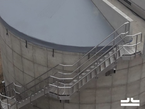 Gedeelde spankap en aluminium trap met tussenbordessen meelopend met silo
